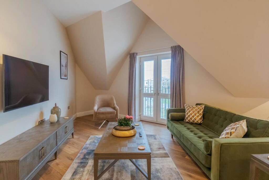 Апартаменты Luxury Penthouse - Castle Views - 2 Bed & Parking Виндзор Экстерьер фото