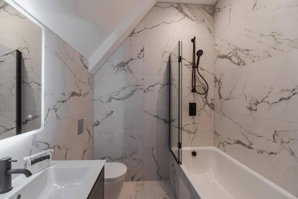 Апартаменты Luxury Penthouse - Castle Views - 2 Bed & Parking Виндзор Экстерьер фото