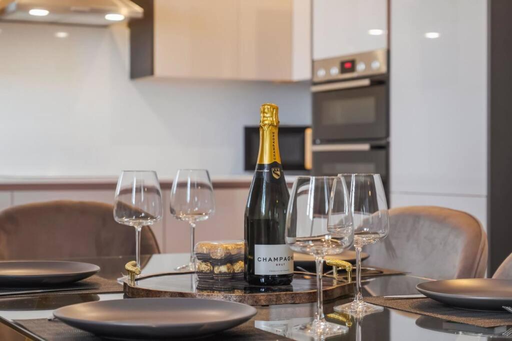 Апартаменты Luxury Penthouse - Castle Views - 2 Bed & Parking Виндзор Экстерьер фото