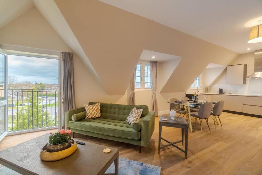 Апартаменты Luxury Penthouse - Castle Views - 2 Bed & Parking Виндзор Экстерьер фото